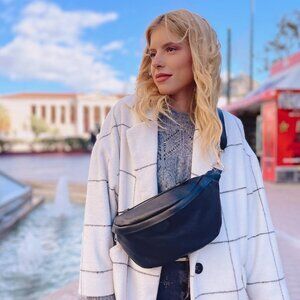 Genuine Black Leather Crossbody Bag with Zipper Pocket and Adjustable Strap!